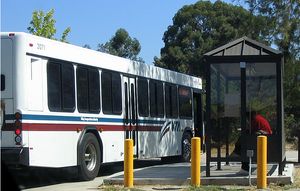 VTA 버스가 로스알토스힐스의 푸트힐 대학교에 도착하는 모습