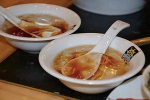 두 그릇의 등나무 무화과 두부