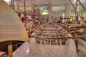 셰이크 파이살 빈 카심 알 타니 박물관에 전시된 알 코르 사람들이 사용했던 전통적인 노젓는 배.