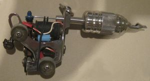 "롤로매틱" 타투 머신은 라인 작업에 사용됨