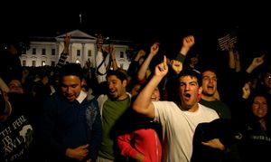 오사마 빈 라덴의 죽음을 축하하는 백악관 앞의 미국인들