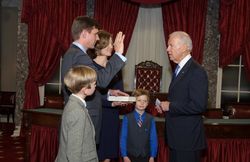 마틴 하인릭이 2013년 1월 3일 부통령 조 바이든에게 미국 상원의원 선서를 하고 있다.