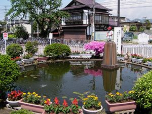 동쪽 출입구 앞의 일종의 오줌싸개 동상