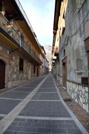 부차노의 거리, 배경에 타부르노 산이 보인다.