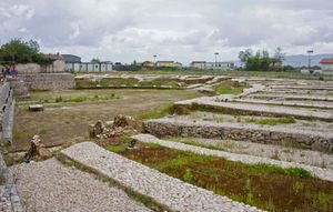 로마 원형 극장, 아직 부분적으로 흙으로 덮여 있다.