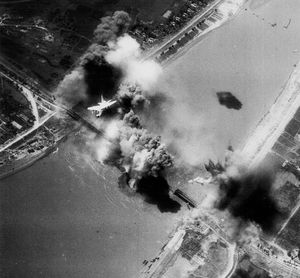 라인배커 작전 I 중 미군 공격 편대가 하이즈엉 다리를 폭격하고 있다.