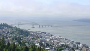 콜롬비아 강에 놓인 애스토리아-메글러 다리. 국도 101호선이 지나간다.