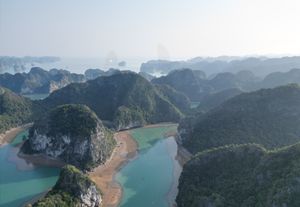 석회암 절벽 드론 샷