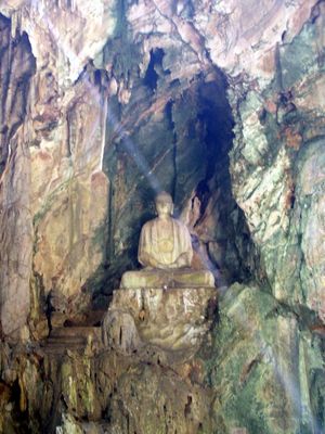 동굴 안에 있는 부처상, 16~17세기에 세워짐