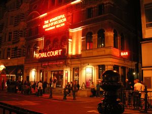 로열 코트 극장(Royal Court Theatre). 2층은 신규 프로젝트를 위한 실험 공간으로 사용된다.