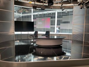 방송 사이에 창문이 보이는 텔레비전 뉴스 스튜디오.