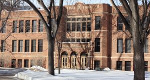 Weld Hall, 캠퍼스에서 가장 오래된 건물로 1915년에 건설되었다