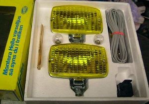 헬라(Hella) 주간주행등 개조 키트. 1970년대 스웨덴에서 판매된 선택적 황색 주간주행등으로, 패키지에는 "교통 상황에서 당신의 시야를 확보하기 위해 헬라 인지등을 설치하십시오"라고 적혀있다.