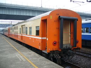 미등을 상시 점등하지 않고 반사판으로 대체하는 예 (대만 철로 관리국 전원 화물차)