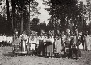 러시아 여성들이 1903년 사로프에서 차르 니콜라이 2세를 맞이하고 있다