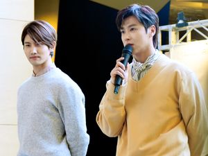 여의도 IFC몰에서 2019년 1월 13일 사인회 중인 동방신기