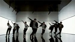 첫 번째 훅의 안무는 김연아의 "죽음의 무도" 공연에서 영감을 받았다.