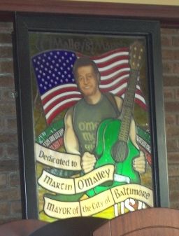 오맬리의 더블린 O' Sheas의 스테인드글라스 초상화.