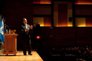 2011년 연설하는 그레이튼스