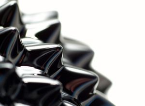 자석의 영향을 받는 자성 유체의 거시 사진.