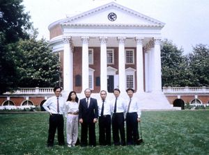 1992년 버지니아 대학교 총장과 대학교 계획을 교환하는 초대 총장 무종찬