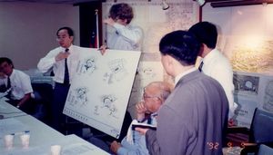 찰스 무어 예일 건축 대학 학장이 동화 대학교 국제 캠퍼스 설계 공모전 결선에서 자신의 설계 아이디어를 발표했다.