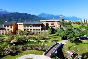 둥호와 NDHU 인문사회과학대학 전경