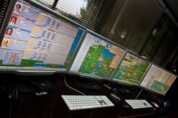 4대의 모니터로 즐기는 OpenTTD 네트워크 게임