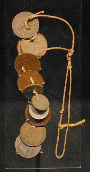 동전 묶음(원래 길이의 3분의 1). 10진법 이전의 1d와 3d를 포함하며, "Money"의 음향 효과에 사용되었다. 1972년 닉 메이슨이 만들었으며 당시 그의 부인이었던 린디 메이슨이 보관했다. Pink Floyd: Their Mortal Remains 전시회에 전시되었다.