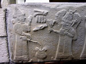 아나톨리아 달의 신 아르마(오른쪽)에게 제물을 바치는 부조.