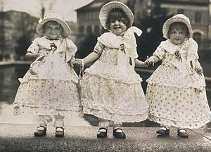 1930년 취리히에서 세 쌍둥이: 엘리자베스 퀴블러, 에바 퀴블러, 에리카 퀴블러