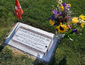 엘리자베스 퀴블러-로스의 묘지, 파라다이스 메모리얼 가든스, 스코츠데일, 애리조나