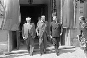 에베르트(가운데)가 빌헬름 피크 (왼쪽) 및 오토 그로테볼 (오른쪽)과 함께 1946년 브란덴부르크에서 열린 자유 독일 청년 제1차 의회를 떠나고 있다.