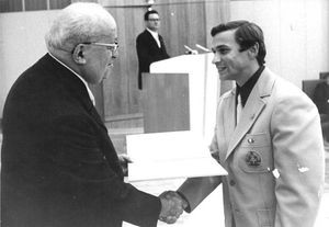 에베르트가 1972년 올림픽 금메달리스트 클라우스 쾨스테에게 애국 공로 훈장을 수여하고 있다.