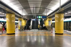 쉬안우먼역 4호선 승강장 (2020년 8월)