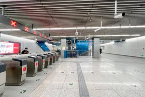 칭위안루역 대합실