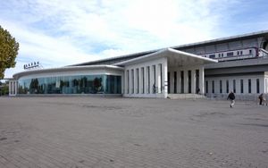 궈잔역 역전 광장 (2016년 10월 촬영), 이 역은 고가역이다.