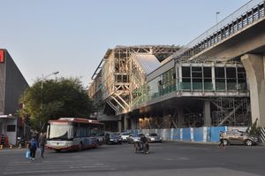 공사 중인 환승 통로