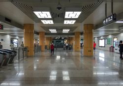 덩스커우역 대합실 (2017년 7월)