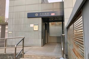 핑러위안역 B번 출구 엘리베이터