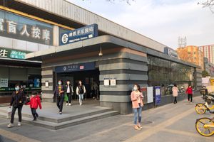 핑러위안역 D번 출구