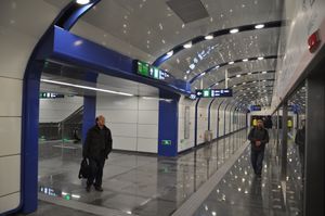 역 서쪽 승강장과 후방 및 출구 통로와의 연결 (2014년 12월 촬영)