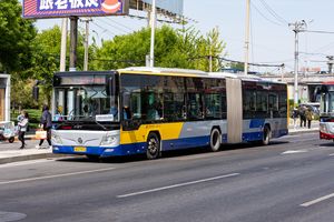 둥펑베이차오역 D출입구 앞에 정차하는 베이징차오양역 방향 셔틀버스