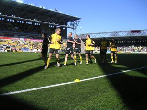 외르그리테 IS와의 보로스 아레나 개장 경기에서 선수들이 몸을 풀고 있다.