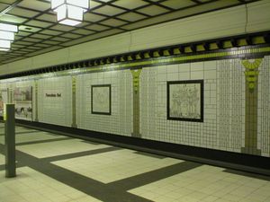 Paracelsus-Bad station는 수영장을 연상시키도록 만들어졌다.