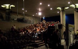 2008년 11월 16일 오페라 공연을 관람하는 관객들. 당시에는 이 역에 운행하는 노선이 없었다.