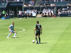 베슬러(오른쪽)가 2021년 6월 스포팅 캔자스 시티의 키리 쉘튼과 대결하고 있다