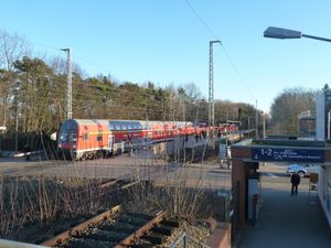 S반 플랫폼에서 건널목을 지나 지역 열차 플랫폼으로 가는 모습