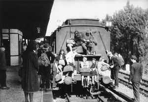 슈판다우 서역, 1947년: 붐비는 기차에 탄 승객들이 완충기와 발판에 매달려 있었고, 대부분 시골에서 식량을 구하는 여자들이었다.