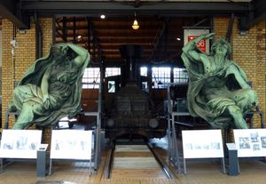 과거 역 출입구에 있었던 동상 Nacht, Tag의 복제본